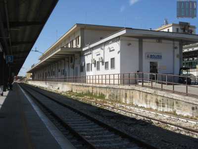 Dove adesso c�� l�edificio della Polizia, fino agli anni 50 c�era la cosiddetta �Piccola velocit��, cio� un luogo adibito allo stoccaggio di colli piccoli, di pacchettini. Si veniva qui, si diceva la destinazione e si pagava il trasporto. Poi arrivava il treno sul piano di carico e i piccoli pacchi venivano spediti